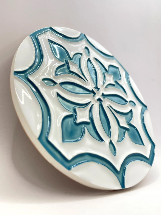 Ręcznie robiona podstawka ceramiczna z motywem śródziemnomorskim
