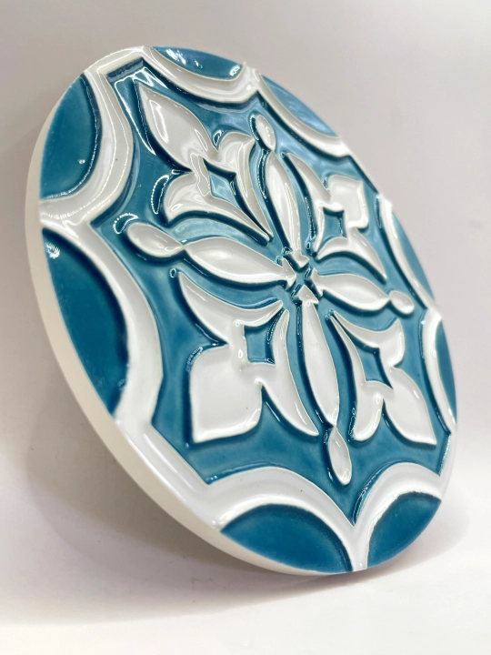 Ręcznie robiona podstawka ceramiczna z motywem śródziemnomorskim