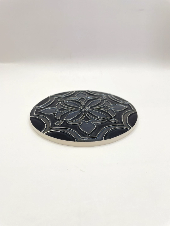 Ręcznie robiona podstawka ceramiczna z motywem śródziemnomorskim