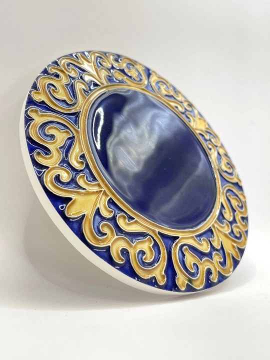 Ręcznie robiona podstawka ceramiczna z motywem ornamentu