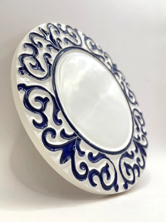 Ręcznie robiona podstawka ceramiczna z motywem ornamentu
