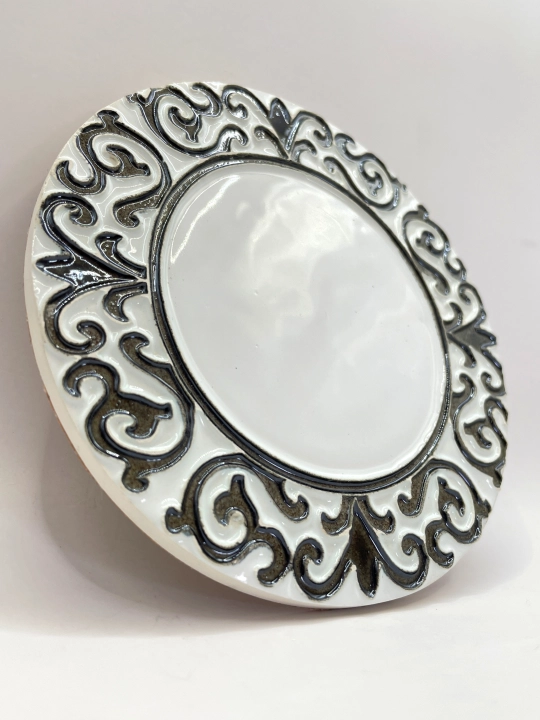 Ręcznie robiona podstawka ceramiczna z motywem ornamentu