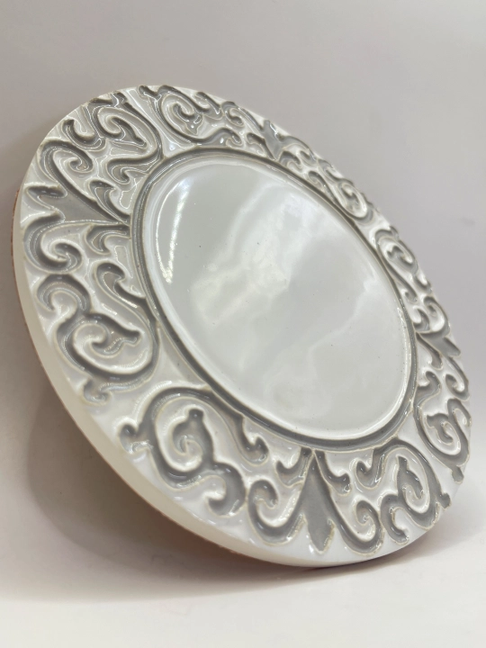 Ręcznie robiona podstawka ceramiczna z motywem ornamentu
