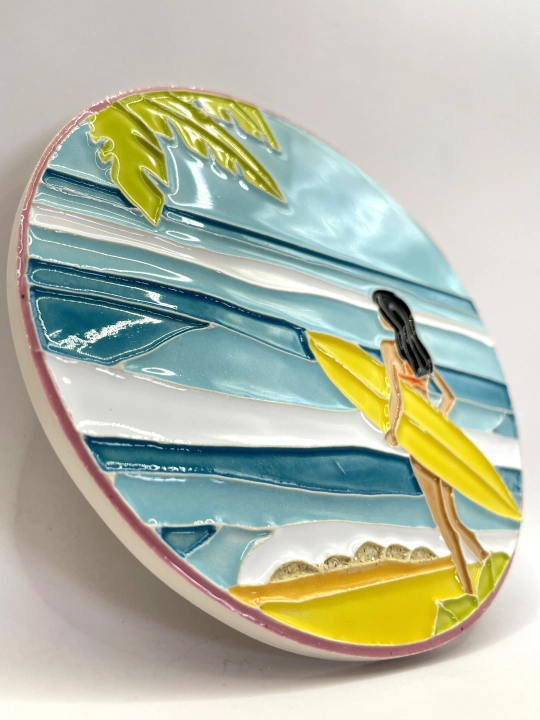 Ręcznie robiona podstawka ceramiczna z motywem surferskim