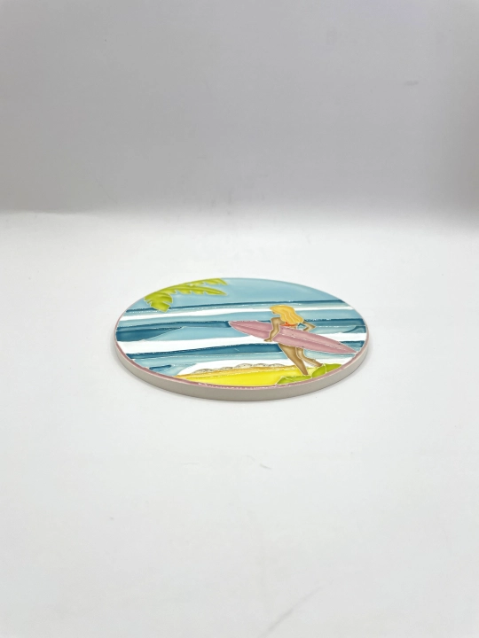 Ręcznie robiona podstawka ceramiczna z motywem surferskim