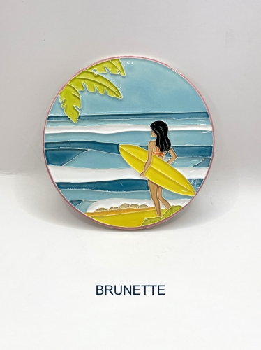 Ręcznie robiona podstawka ceramiczna z motywem surferskim